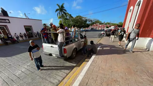Hay empresas que fletan transporte para llevar diario a los trabajadores, lo cual ha facilitado el éxodo