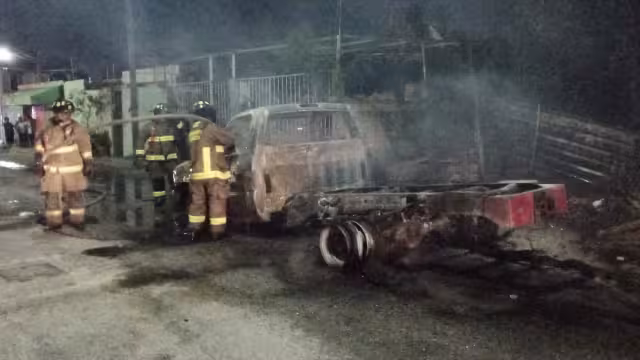 El incendio dejó como saldo la pérdida total del vehículo