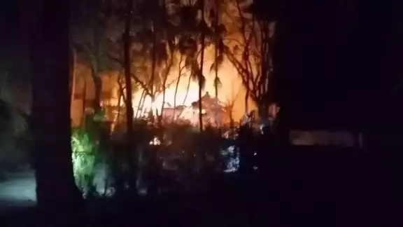 Los huéspedes del hotel en la Reserva de Sian Ka'an fueron evacuados del sitio, mientras bomberos combatían el fuego Los huéspedes del hotel en la Reserva de Sian Ka'an fueron evacuados del sitio, mientras bomberos combatían el fuego