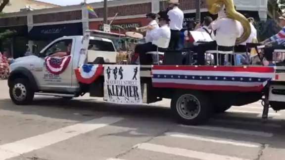 Familias con niños se encontraban presentes durante el desfile del 4 de julio