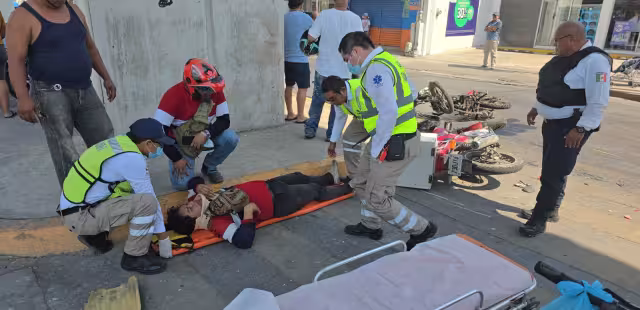 Los motociclistas presentaron posibles fracturas en el cuerpo