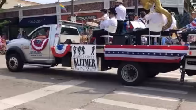 Familias con niños se encontraban presentes durante el desfile del 4 de julio