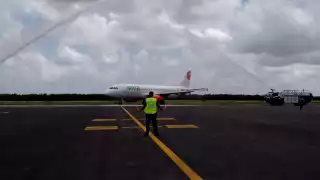 Con el tradicional 'Arco de Agua' fue recibido este primer avión, símbolo del reinicio de operaciones de la conexión aérea