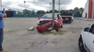 Los tripulantes del auto presentaron heridas tras el choque