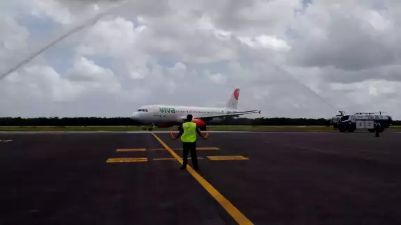 Con el tradicional 'Arco de Agua' fue recibido este primer avión, símbolo del reinicio de operaciones de la conexión aérea Con el tradicional 'Arco de Agua' fue recibido este primer avión, símbolo del reinicio de operaciones de la conexión aérea