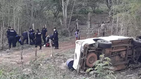 Los testigos indicaron que el vehículo dio volteretas; la guiadora salió catapultada y quedó tirada entre piedras. Los paramédicos sólo corroboraron el deceso Los testigos indicaron que el vehículo dio volteretas; la guiadora salió catapultada y quedó tirada entre piedras. Los paramédicos sólo corroboraron el deceso