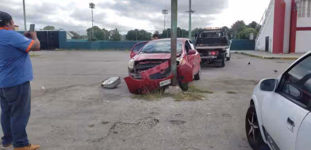 Los tripulantes del auto presentaron heridas tras el choque