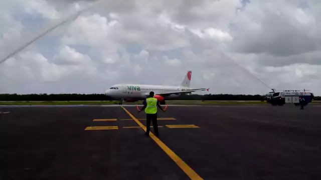 Con el tradicional 'Arco de Agua' fue recibido este primer avión, símbolo del reinicio de operaciones de la conexión aérea