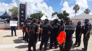 Los agentes de la Policía Municipal de Cozumel esperan la llegada de Pedro Joaquín Delbouis para establecer un diálogo con él
