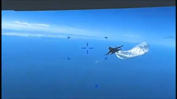 Avión de caza ruso acercándose al dron de vigilancia estadounidense Avión de caza ruso acercándose al dron de vigilancia estadounidense