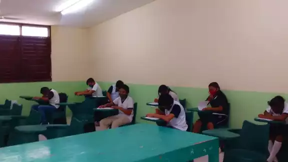 Los alumnos acuden con cubrebocas y acuden dos horas al día Los alumnos acuden con cubrebocas y acuden dos horas al día