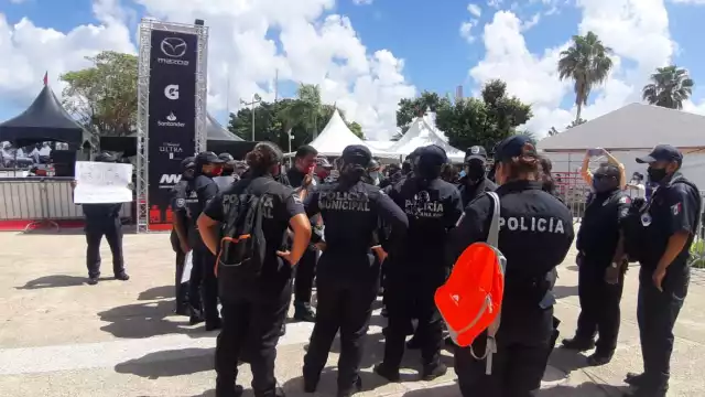 Los agentes de la Policía Municipal de Cozumel esperan la llegada de Pedro Joaquín Delbouis para establecer un diálogo con él
