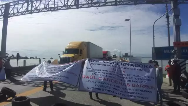 El pasado lunes los taxistas bloquearon el acceso al Puente Zacatal para exigir el despido del titular del IET