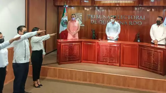 El magistrado presidente del TEQROO fue el encargado de tomar la protesta de ley El magistrado presidente del TEQROO fue el encargado de tomar la protesta de ley