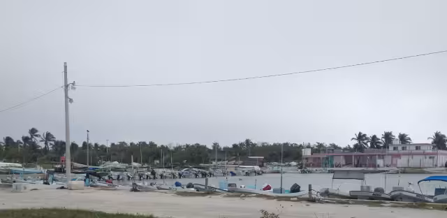 El puerto de El Cuyo, se encuentra semiparalizada por vedas y temporales