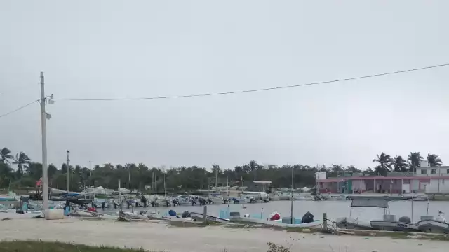 El puerto de El Cuyo, se encuentra semiparalizada por vedas y temporales