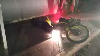 Al sitio arribaron paramédicos y elementos de la dirección de tránsito para brindarle atención médica al joven