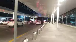 Filas de autos se formaron frente al aeropuerto de Mérida debido al retraso del vuelo