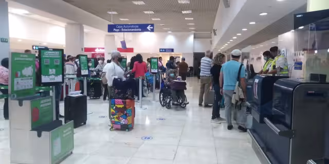 Los módulos de documentación de equipaje de las diversas aerolíneas en el aeropuerto de Mérida, lucieron con afluencia moderada de pasajeros