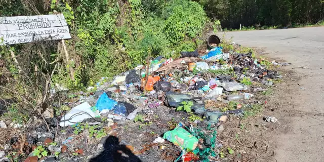 Carretera vecinal José María Morelos–Naranjal convertida en tiradero clandestino.