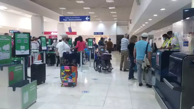 Los módulos de documentación de equipaje de las diversas aerolíneas en el aeropuerto de Mérida, lucieron con afluencia moderada de pasajeros