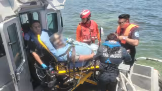 Traslada ENSAR de Isla Mujeres a un adulto mayor a Cancún por insuficiencia respiratoria