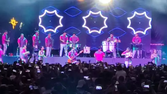Los Ángeles Azules ponen a bailar a los playenses Los Ángeles Azules ponen a bailar a los playenses