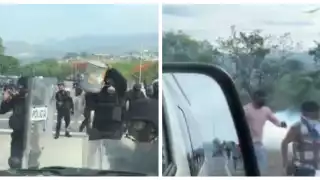 Desalojo de normalistas de una caseta de cobro