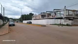 Grandes empresas se imponen a negocios locales en la avenida principal de José María Morelos