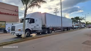 Tractocamión con caja sufre avería y termina bloqueando la avenida principal en José María Morelos