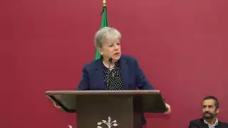 Alicia Bárcena, titular de la Semarnat, llega al aeropuerto de Mérida