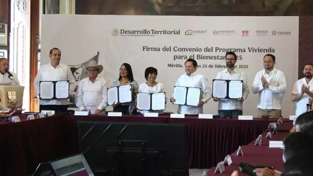 Joaquín Díaz Mena encabezó la firma en el Palacio de Gobierno en Mérida