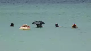 Bañistas se olvidan de restricciones sanitarias en Progreso