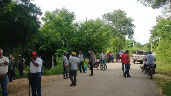 Esta mañana, habitantes de Lázaro Cárdenas, comunidad de Champotón, bloquearon el acceso a Grupo Carso Esta mañana, habitantes de Lázaro Cárdenas, comunidad de Champotón, bloquearon el acceso a Grupo Carso