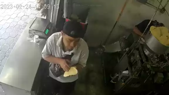 Los hombres lograron llevarse el dinero en efectivo