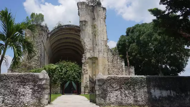 La Iglesia de Tihosuco fue parte esencial de la evangelización de los frailes franciscanos en la zona y que permanece en pie