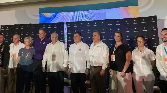 Enrique Beltranena hizo su anuncio en el Tianguis Turístico 2022, junto al secretario de Turismo, Miguel Torruco Marqués. Foto: Twitter @@kikebeltranena