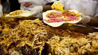 La curiosa razón histórica por la que en Yucatán se come cochinita pibil los domingos