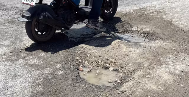 Vecinos denuncian baches peligrosos en la calle 14 de la colonia El Aserradero, en Champotón.