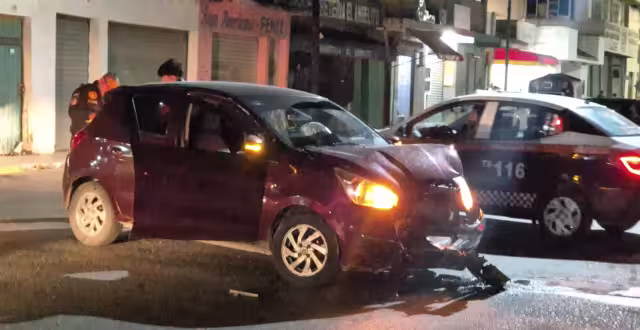 Mitsubishi Mirage y auto gris protagonizan percance vial en Champotón