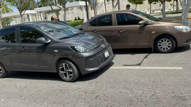 Choque entre vehículo particular y tractocamión deja una mujer lesionada y cuantiosos daños materiales