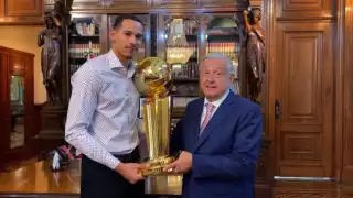 Juan Toscano llevó el trofeo que ganó junto al equipo Guerreros de Golden Gate en su encuentro con AMLO