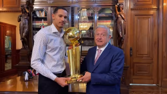 Juan Toscano llevó el trofeo que ganó junto al equipo Guerreros de Golden Gate en su encuentro con AMLO