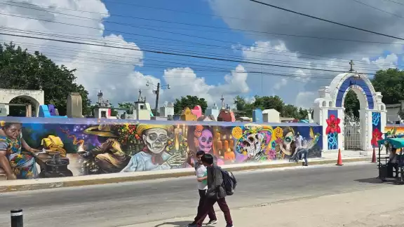 El cementerio de Kanasín cuenta con un mural temático que será iluminado mañana a las 20:30 horas El cementerio de Kanasín cuenta con un mural temático que será iluminado mañana a las 20:30 horas