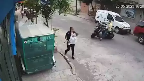 La mujer fue interceptada por el asaltante a media calle La mujer fue interceptada por el asaltante a media calle