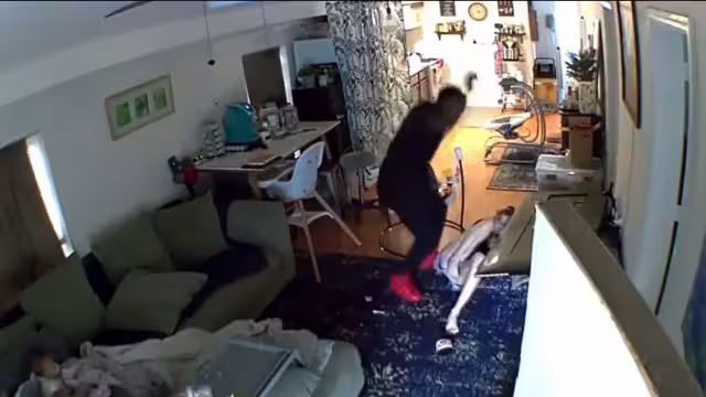 En el video se aprecia la agresión del deportista contra su pareja