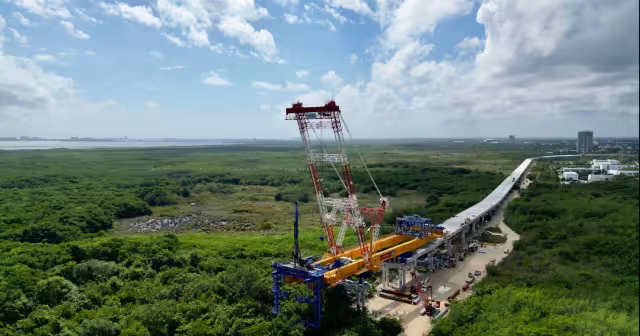 El Primer Mandatario supervisó la estructura que tendrá una distancia de 8.8 kilómetros de largo y dos entronques, de tránsito libre.