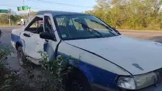 Vehículo Tsuru contra el que dos personas a bordo de una motocicleta se estrellaron