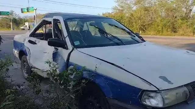 Vehículo Tsuru contra el que dos personas a bordo de una motocicleta se estrellaron