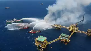 El incendio en el Complejo Cantarell de la Sonda de Campeche continúa